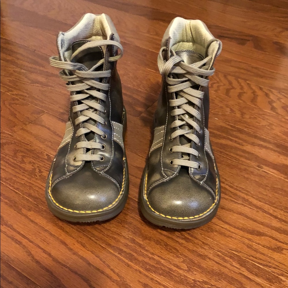 Dr. Martin Pebble Ankle Boots, Size 7. Like new.
